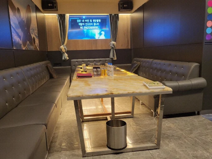 강남 달토 러닝래빗 하이퍼블릭 룸 내부 - 강남 가성비 가라오케 예약