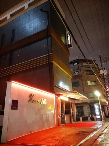 강남 유앤미 가라오케 내부 사진 - 잠원동 신사역 완벽 방음 프라이버시 하이퍼블릭